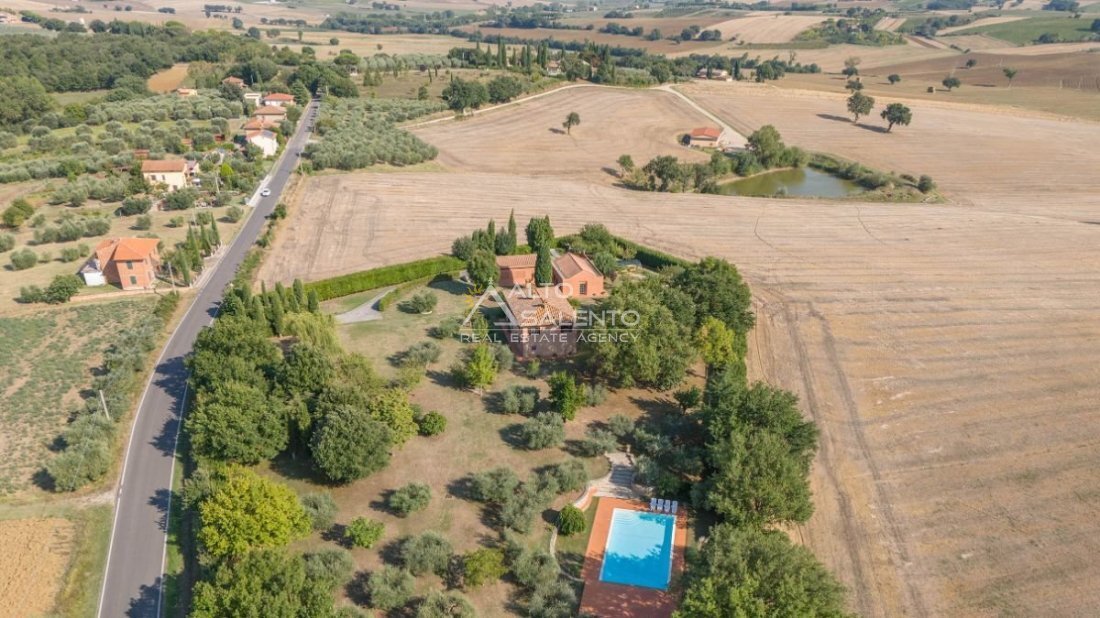 Villa in Castiglione del Lago, Umbria, Italy 2 - 16952565