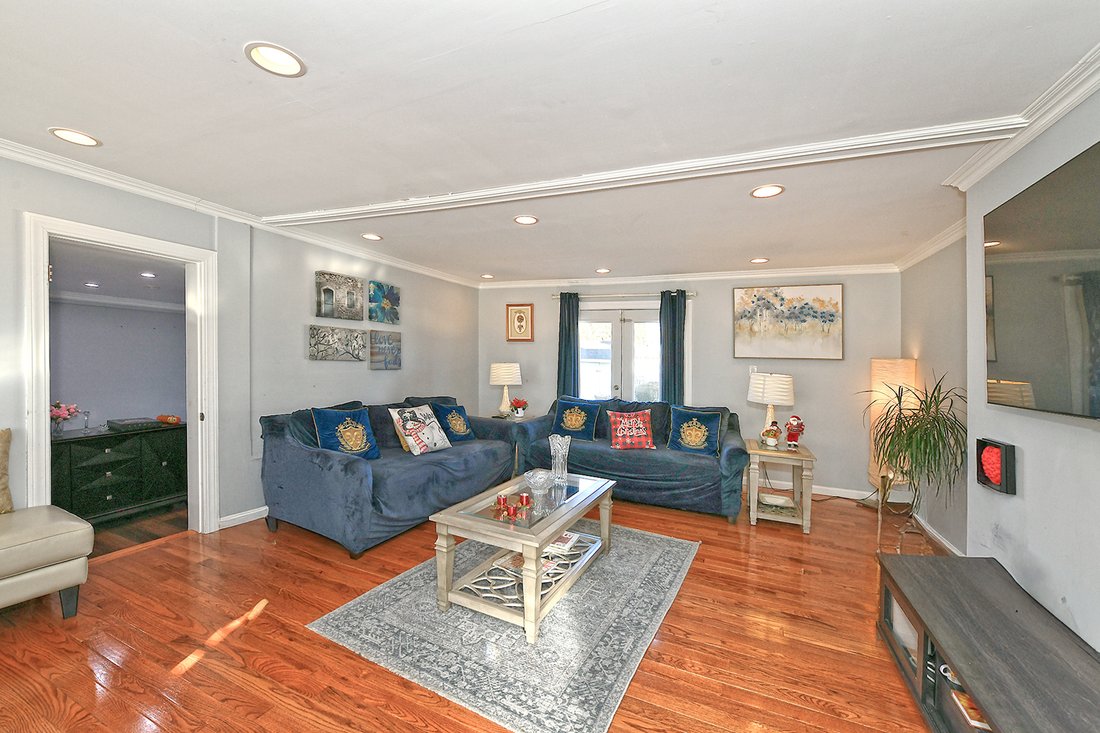 House in Bethpage, New York, United States 5 - 16945195
