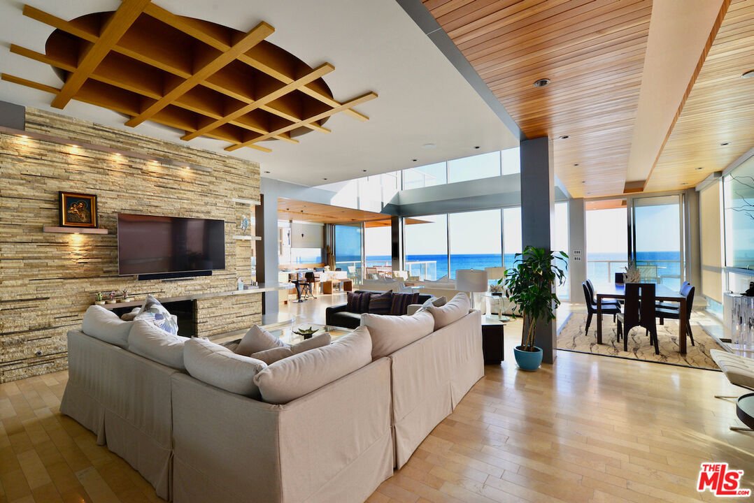 Malibu, California, United States 3 - 16044145