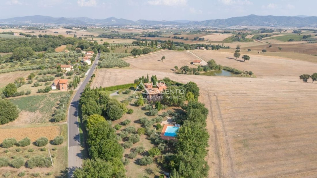 Villa in Castiglione del Lago, Umbria, Italy 3 - 16952565
