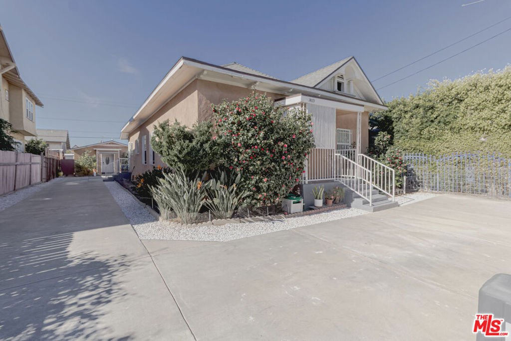 Los Angeles, California, United States 2 - 16949933