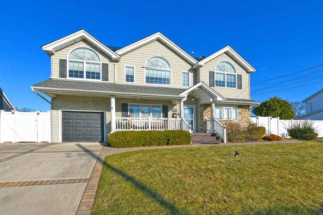House in Bethpage, New York, United States 1 - 16945195