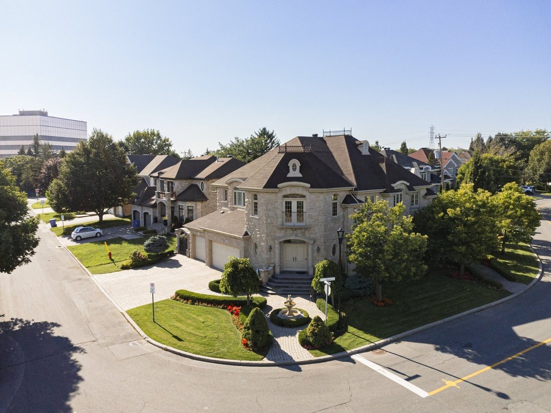House in Kirkland, Quebec, Canada 1 - 16949505
