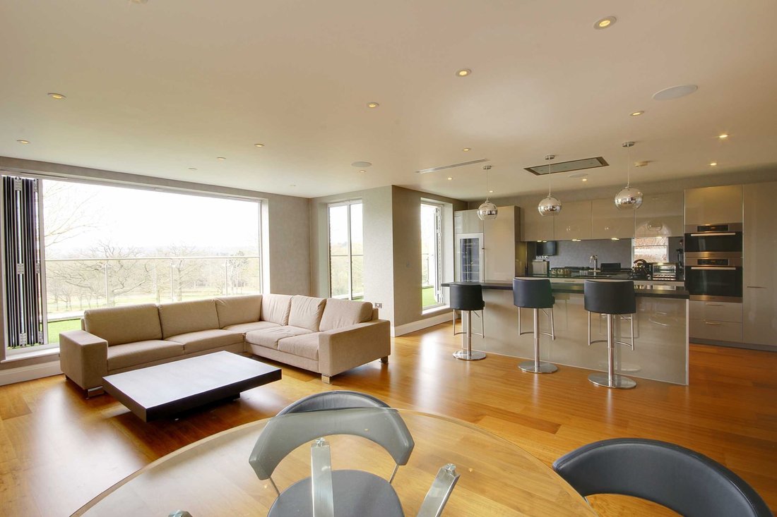 Apartment in Cockfosters, Enfield, England 2 - 16954724
