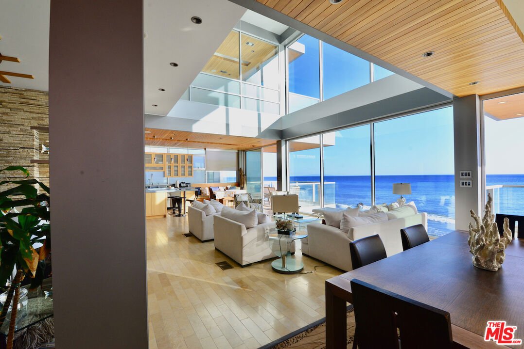 Malibu, California, United States 4 - 16044145