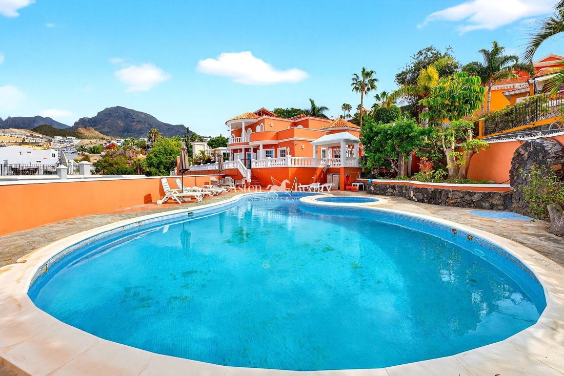 Villa in Costa Adeje, Adeje, Canary Islands 1 - 16945382