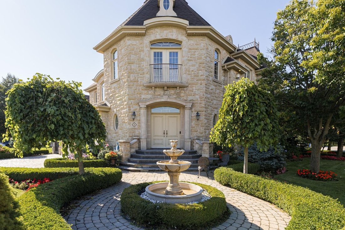 House in Kirkland, Quebec, Canada 2 - 16949505