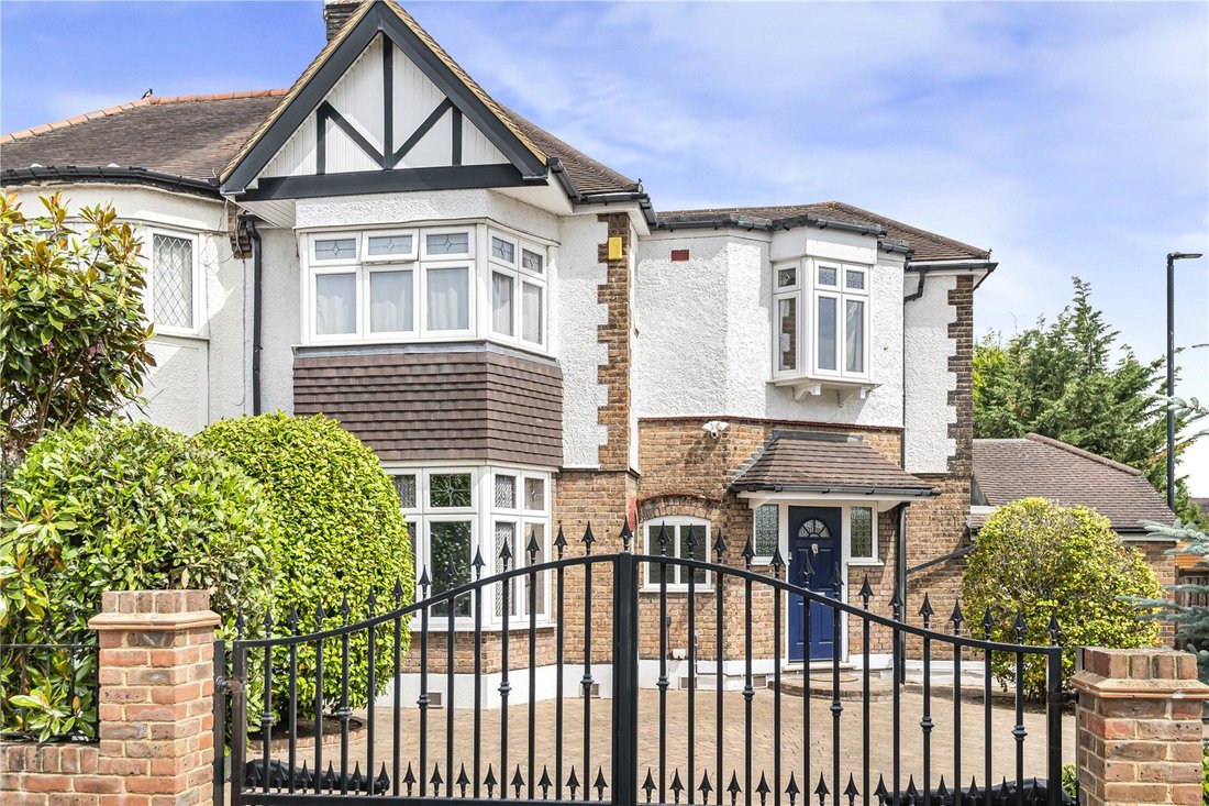 House in Winchmore Hill, Enfield, England 2 - 16945155