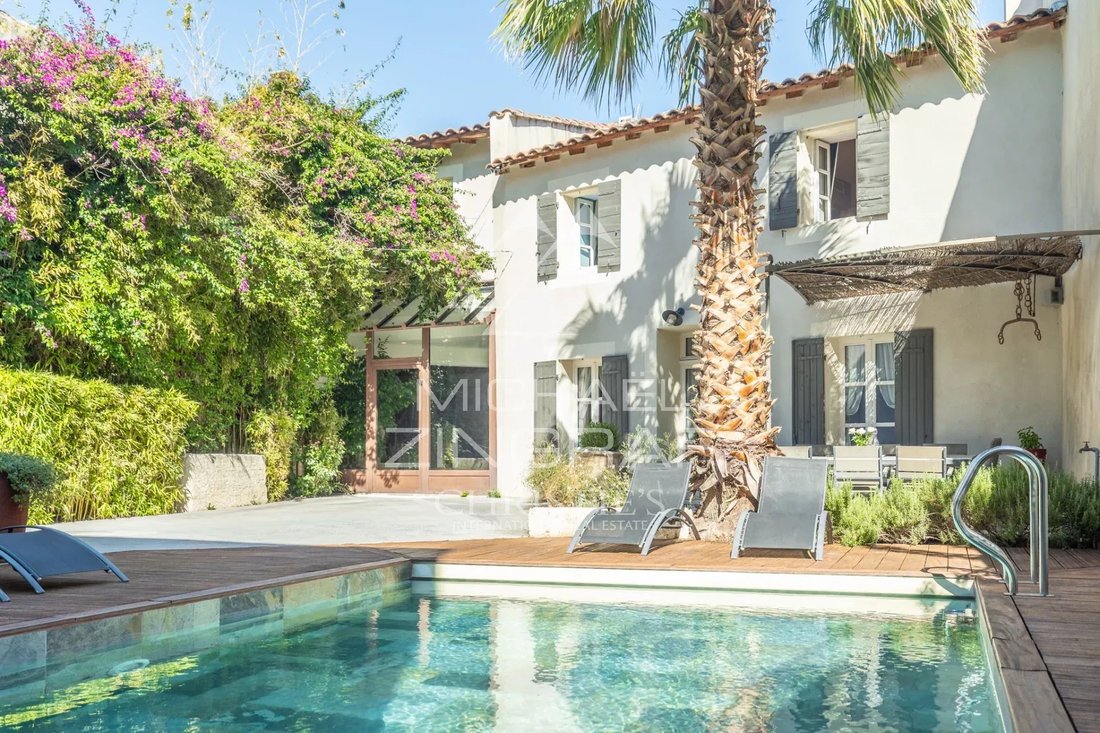 Townhouse in Eyragues, Provence-Alpes-Côte d'Azur, France 4 - 16944920