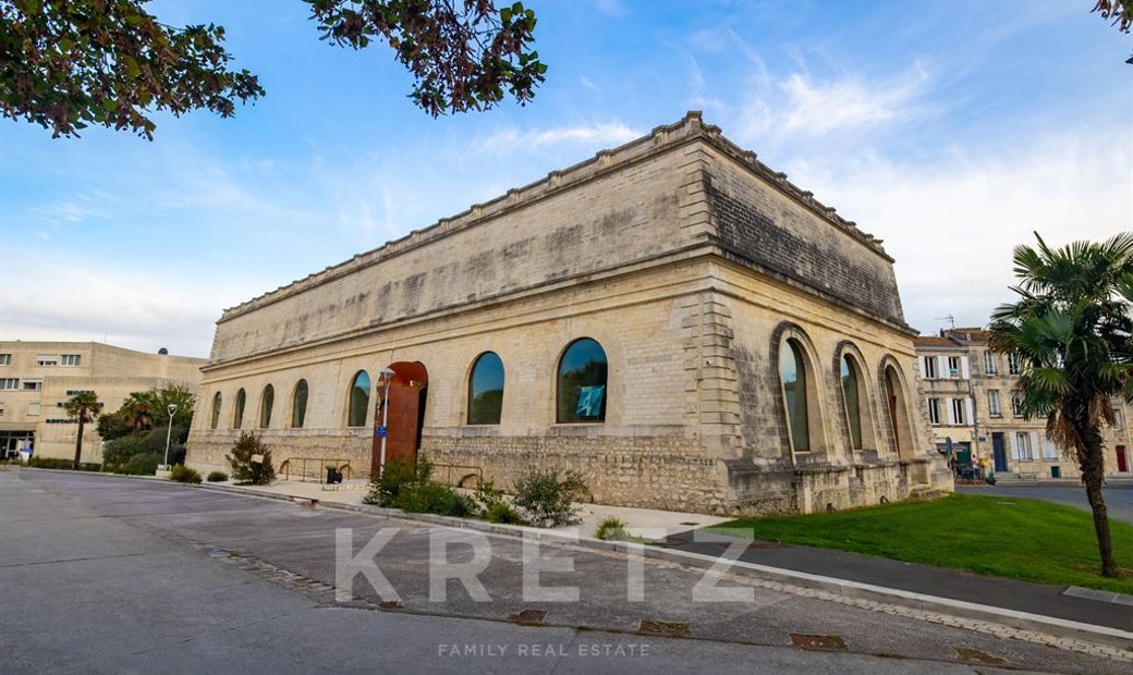 One Of Flat Roof Water Castle, Rochefort ( Commerical)