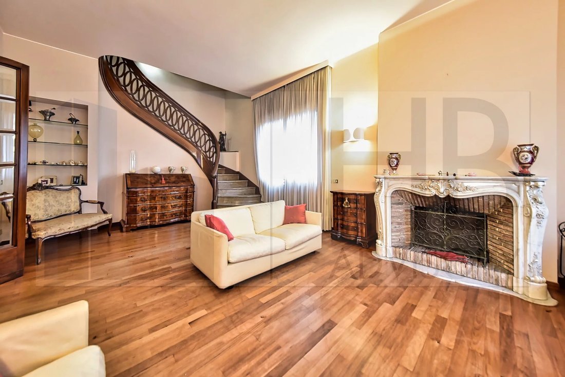 Villa in Center, Rho, Lombardy 1 - 16958009