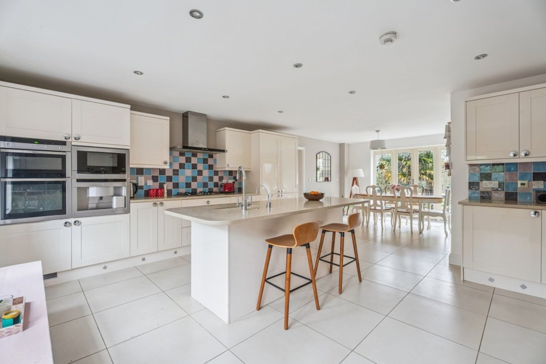 House in Berkhamsted, England 2 - 16960119