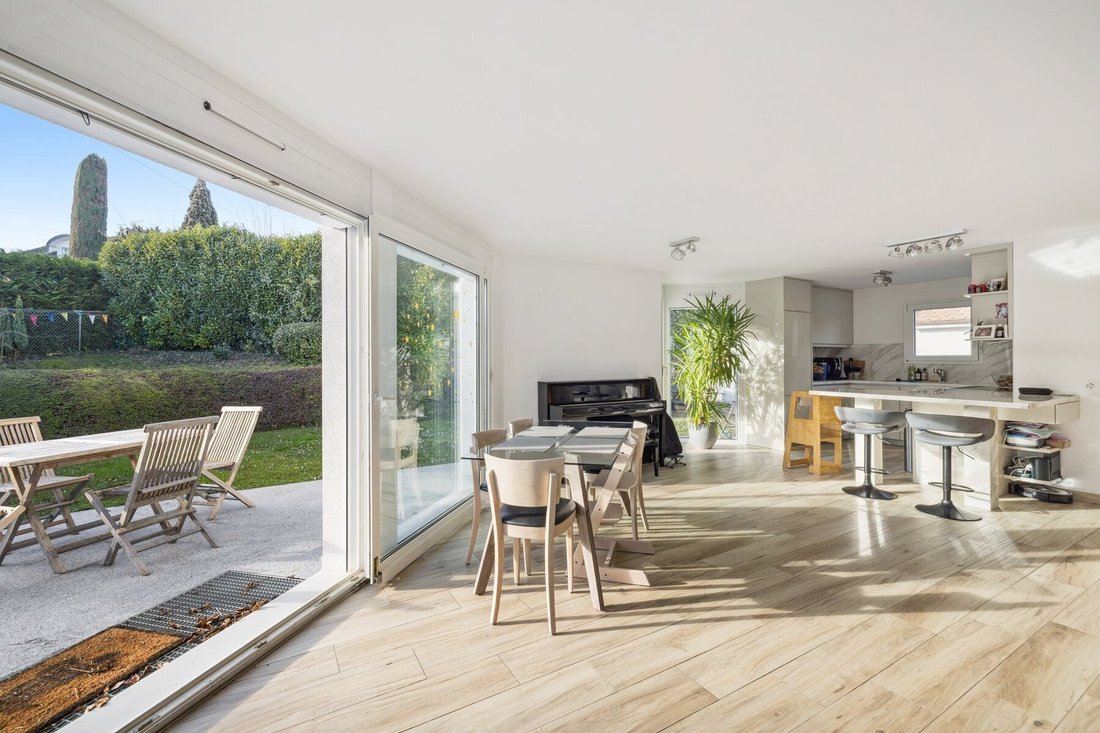 Superb Semi Detached Villa Close To The Lake