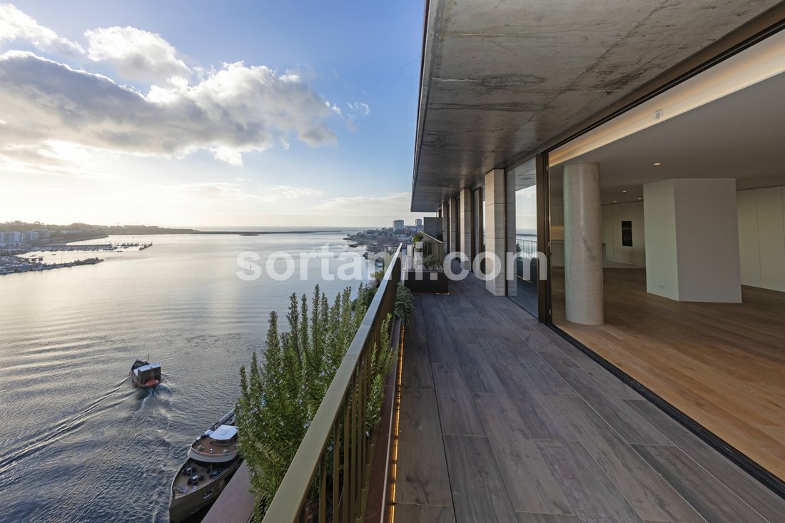 Apartment in Lordelo do Ouro e Massarelos, Porto District, Portugal 1 - 16959918