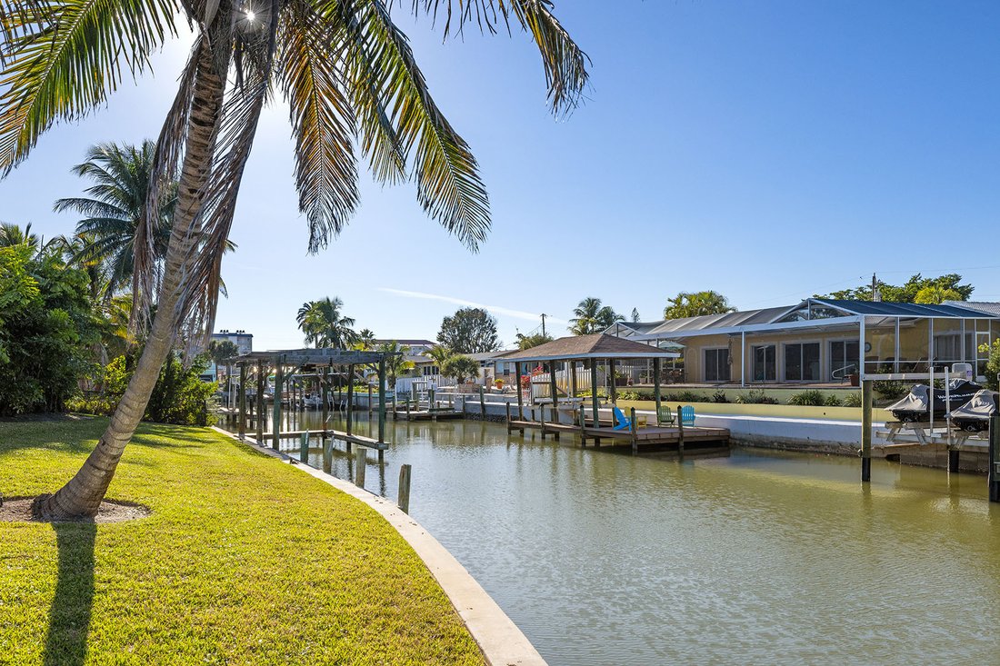 Land in Fort Myers Beach, Florida, United States 2 - 16962961
