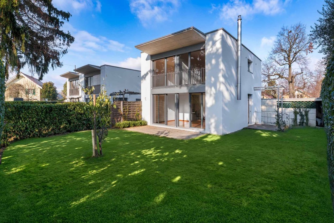 Charming Family Townhouse With Private Garden Near Geneva