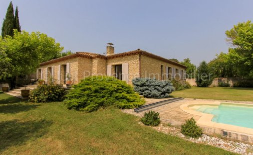 Estate in Zone Rurale Sud, Carpentras, France 1