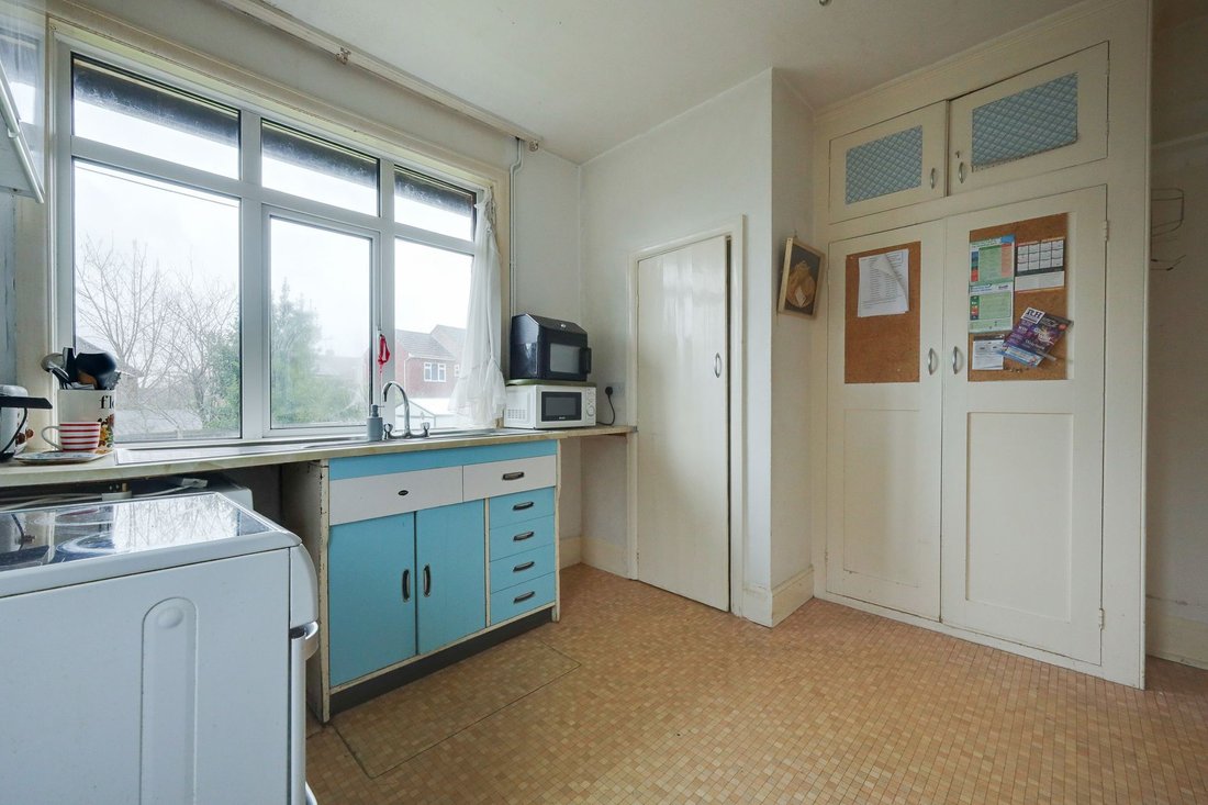 Bungalow in Burgess Hill, England 4 - 16964247