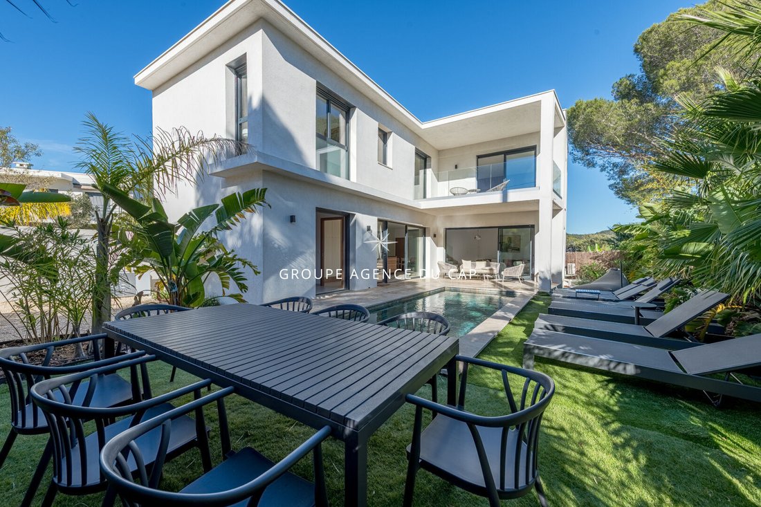 Villa in Les Plaines-Les Tasses, Saint-Raphaël, France 1 - 16968778