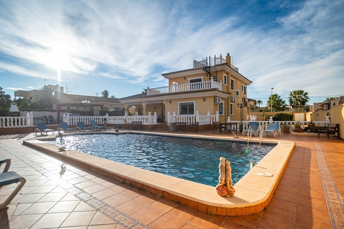 Villa in Torrevieja, Valencian Community, Spain 3 - 16967196