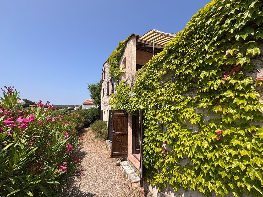 Villa in Les Issambres, Roquebrune-sur-Argens, France 3 - 16969012
