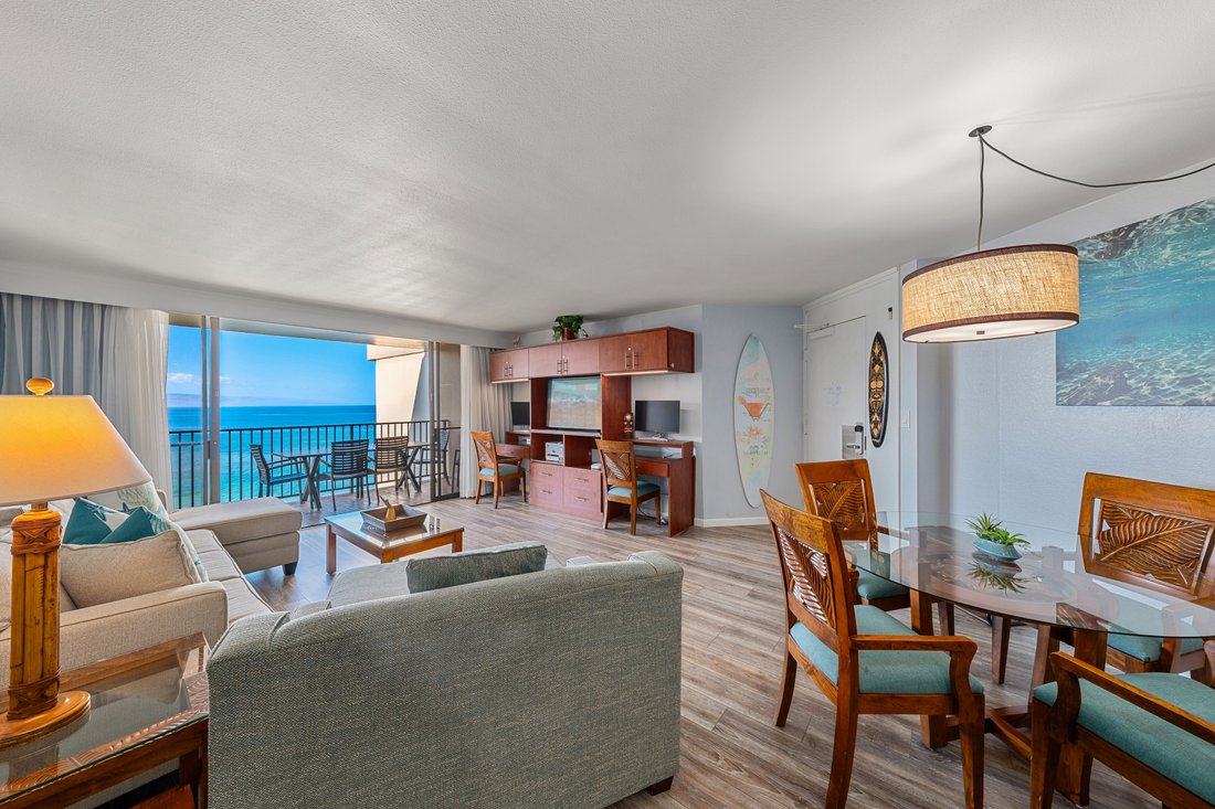Photo inspiration: Picture Idea: Beach Inspired Penthouse Unit With In Lahaina Hawaii United States