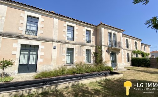 Estate in Brie-sous-Mortagne, Nouvelle-Aquitaine, France 1