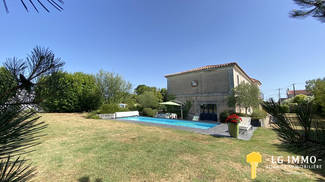 Estate in Brie-sous-Mortagne, Nouvelle-Aquitaine, France 2 - 16973098