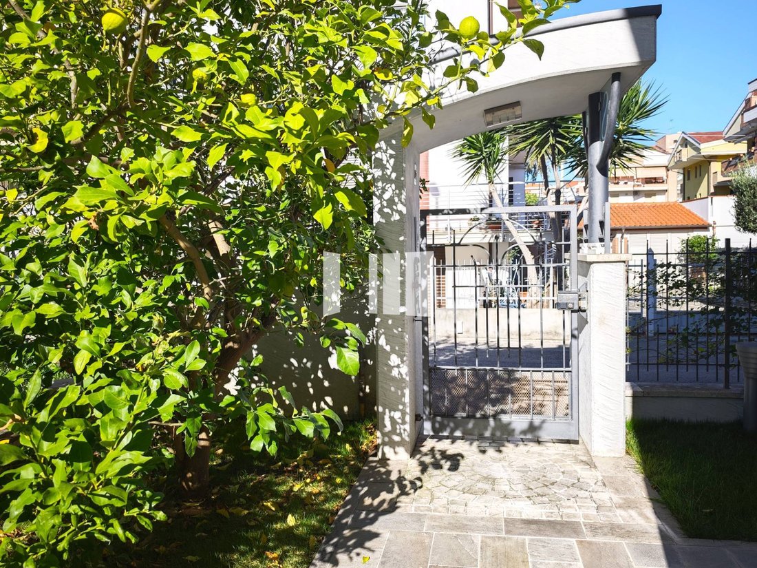 Villa in Giulianova, Abruzzo, Italy 1 - 16974439