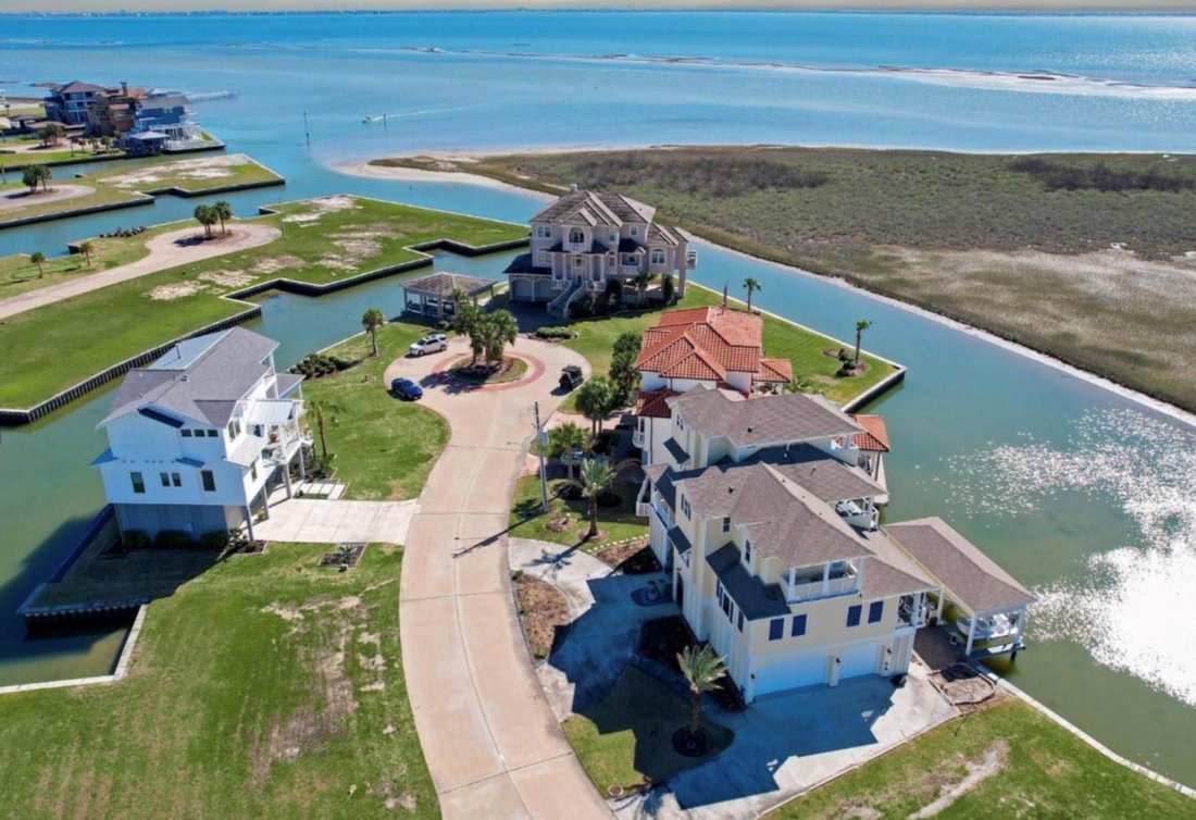 House in Hitchcock, Texas, United States 3 - 16971938