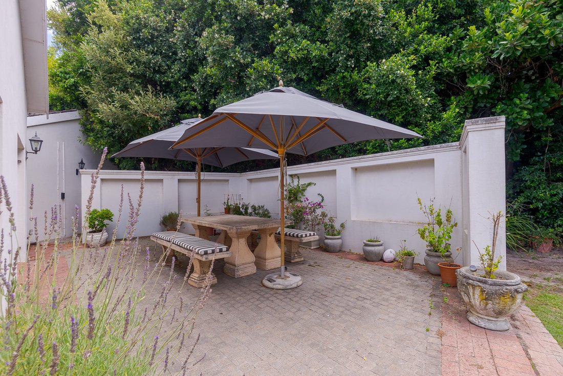 House in Constantia, Silverhurst, Cape Town 5 - 16971434