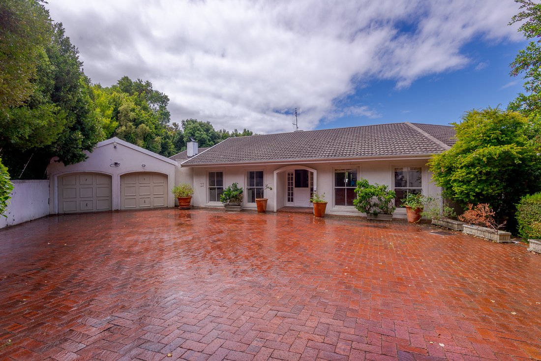 House in Constantia, Silverhurst, Cape Town 2 - 16971434