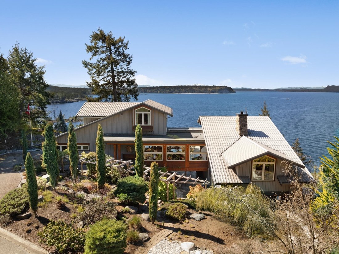 House in Halfmoon Bay, British Columbia, Canada 1 - 16973210