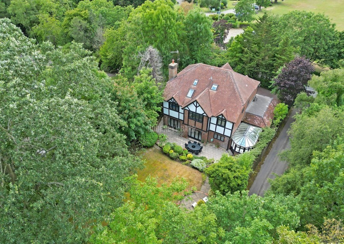 House in Barnet, England 5 - 16972117