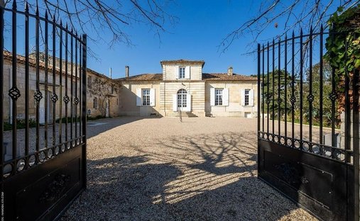 House in Lagrave-Le Bourg, Ambares-et-Lagrave, France 1