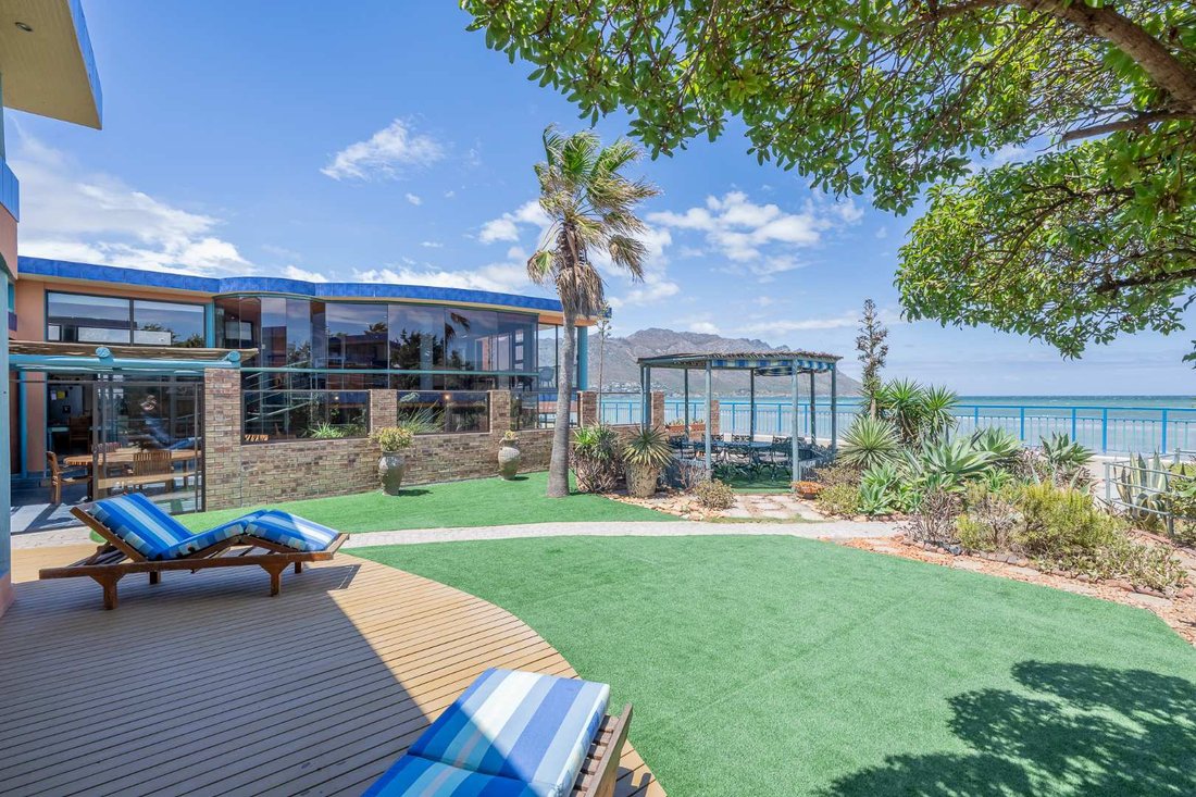 House in Gordons Bay Central, Cape Town, Western Cape 1 - 16865237