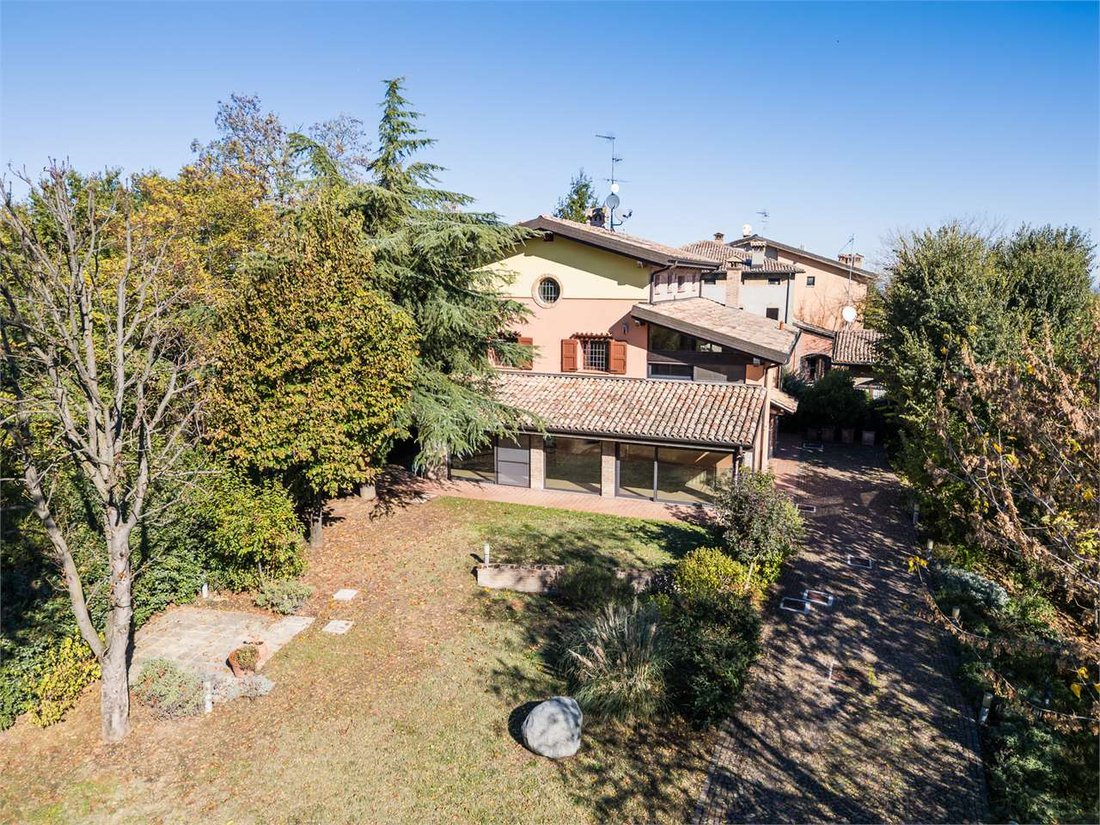 Villa in Castelvetro di Modena, Emilia-Romagna, Italy 2 - 16975318