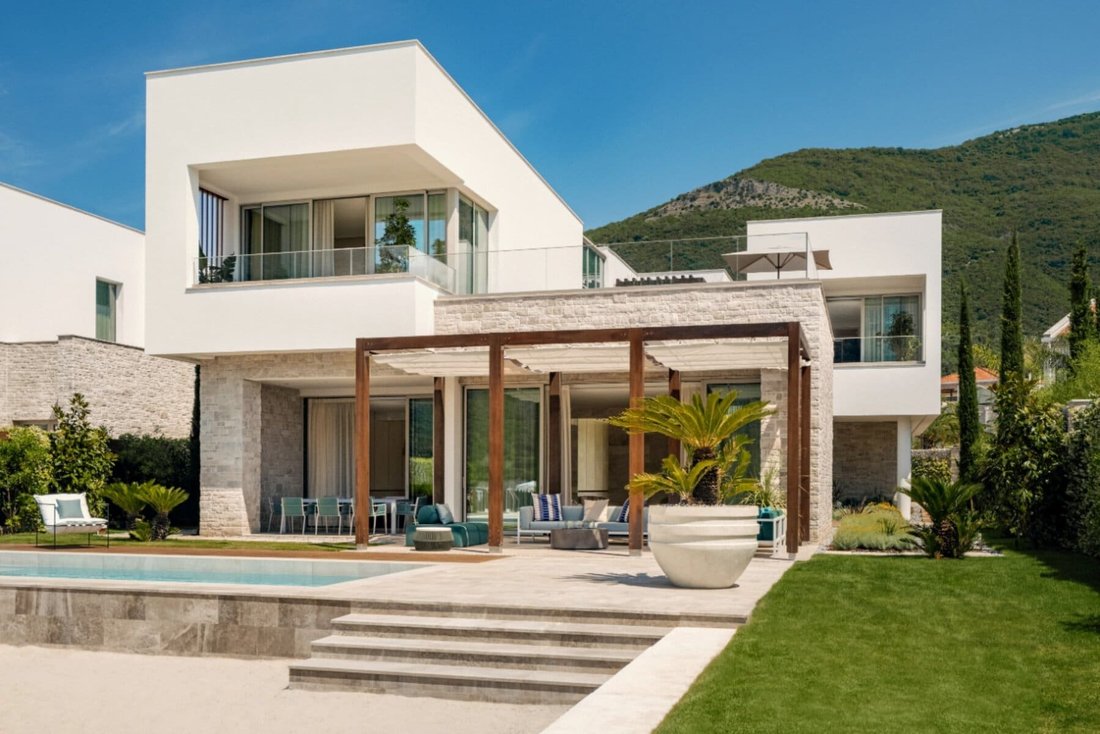 Villa in Kumbor, Herceg Novi Municipality, Montenegro 2 - 16977137