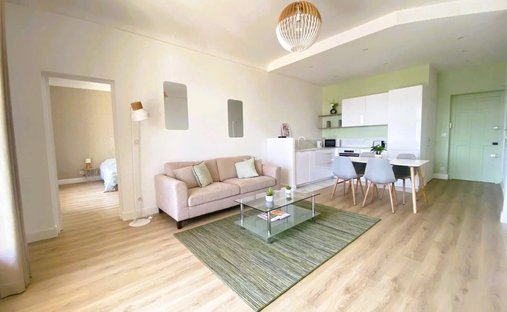 17th C. Chateau (With A Section Dedicated To Events) And 5 Acres In Centre Of France