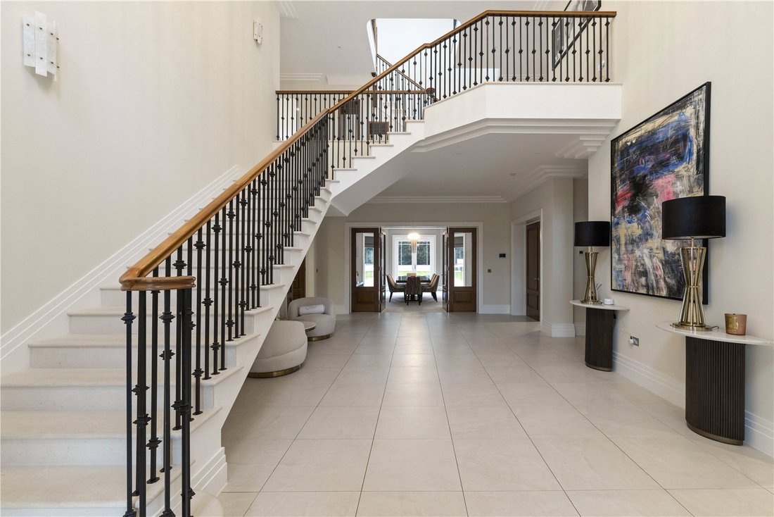 House in Sunningdale, England 3 - 16981256
