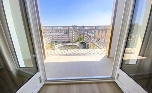 17th C. Chateau (With A Section Dedicated To Events) And 5 Acres In Centre Of France