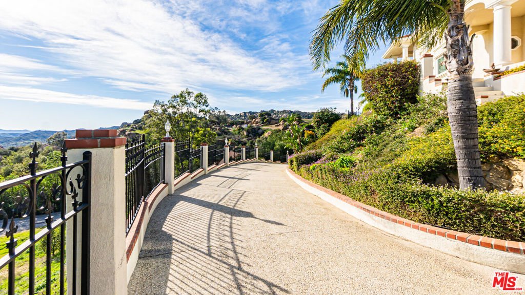 House in Canoga Park, California, United States 2 - 16982717