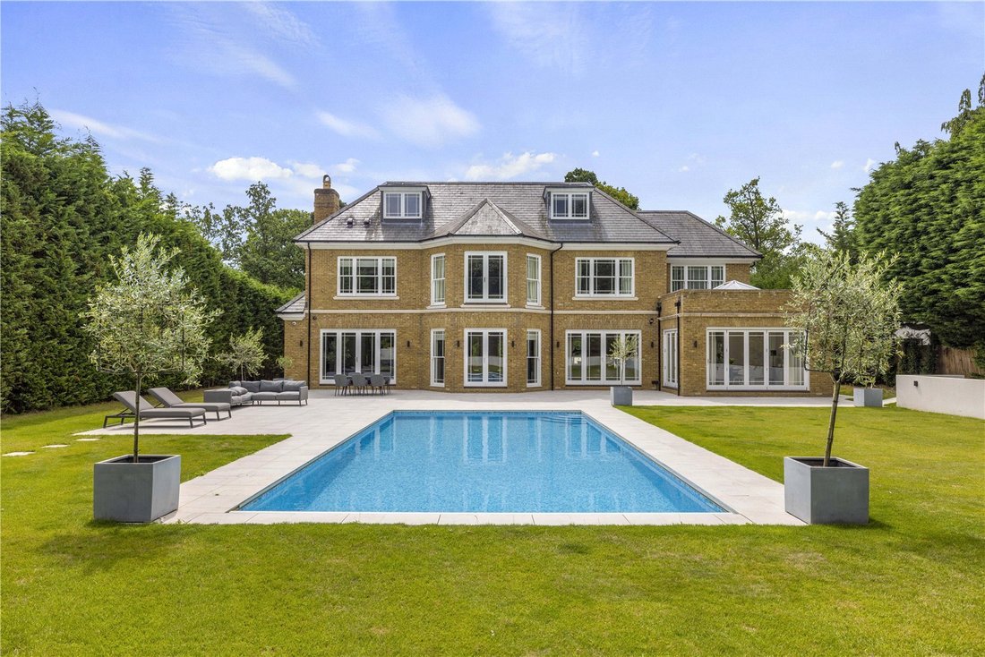 House in Sunningdale, England 1 - 16981256