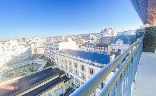 17th C. Chateau (With A Section Dedicated To Events) And 5 Acres In Centre Of France