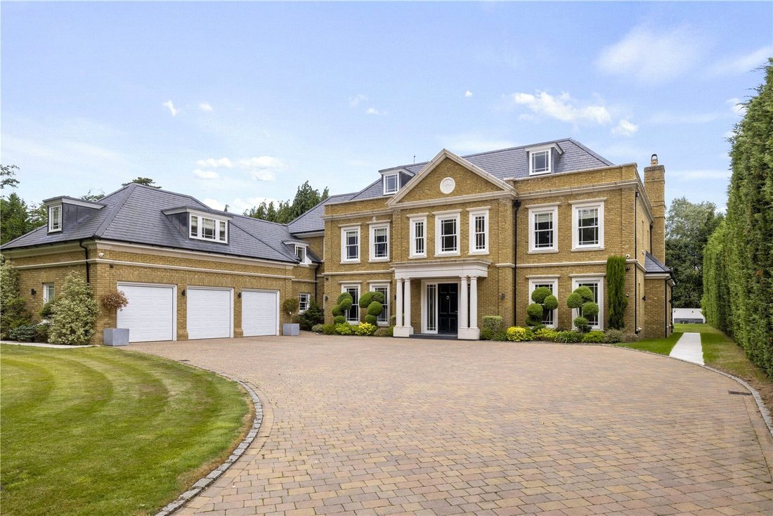 House in Sunningdale, England 2 - 16981256