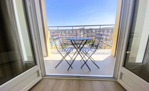 17th C. Chateau (With A Section Dedicated To Events) And 5 Acres In Centre Of France