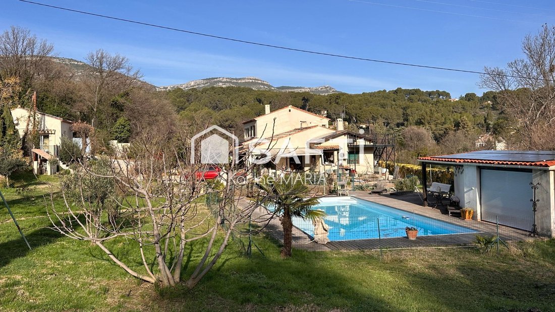 House in Ganteaume, Aubagne, France 1 - 16981977