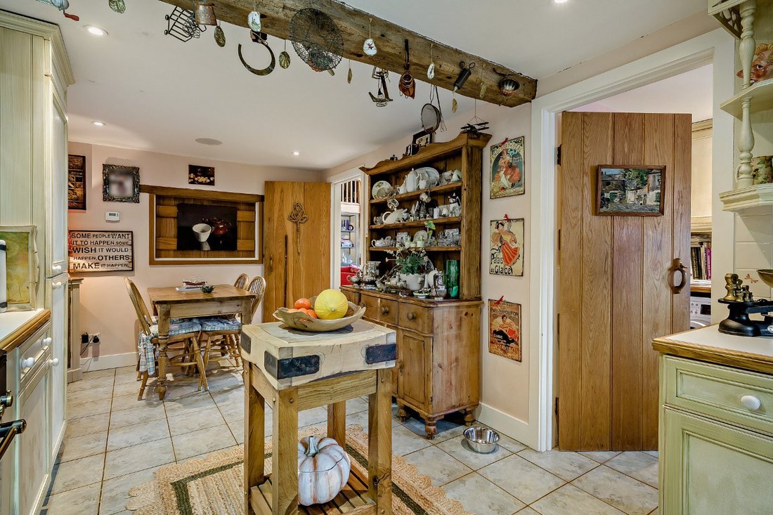 House in Churt, England 3 - 16977893