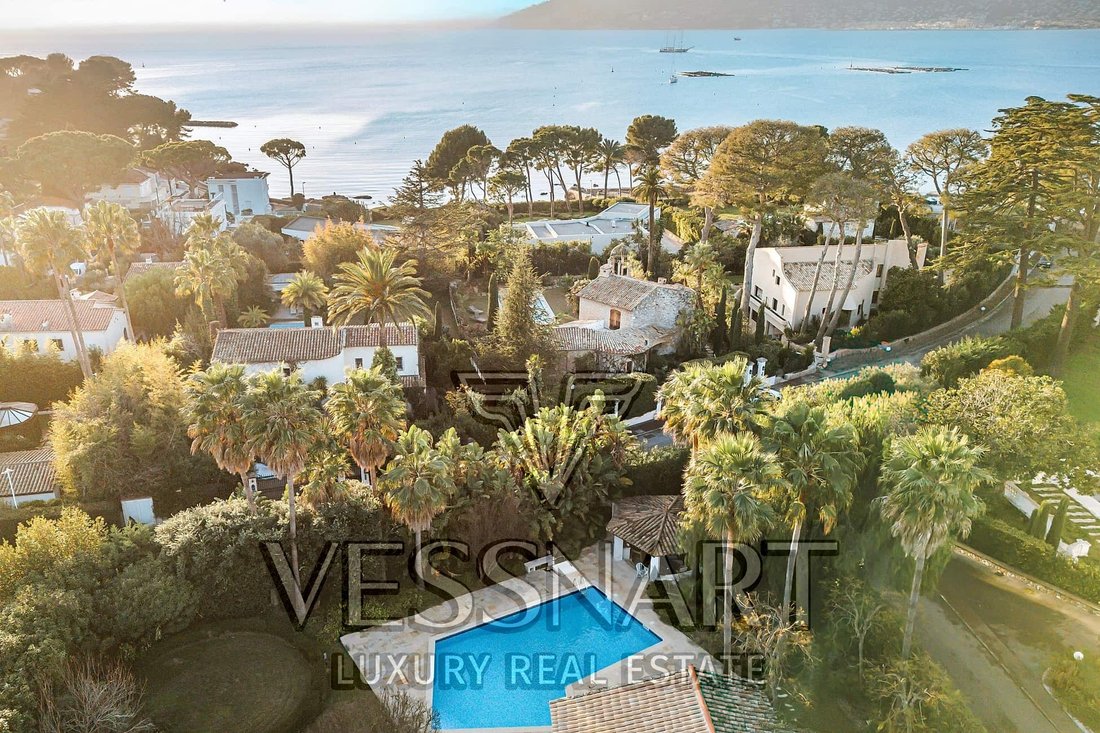 Villa in Antibes, Provence-Alpes-Côte d'Azur, France 1 - 16981447