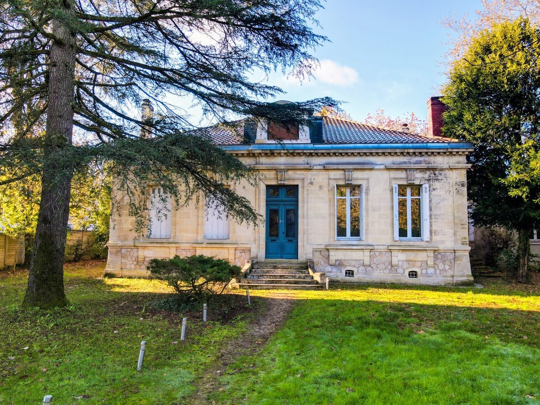 Villa in Saint-Medard-en-Jalles, Nouvelle-Aquitaine, France 1 - 16984948